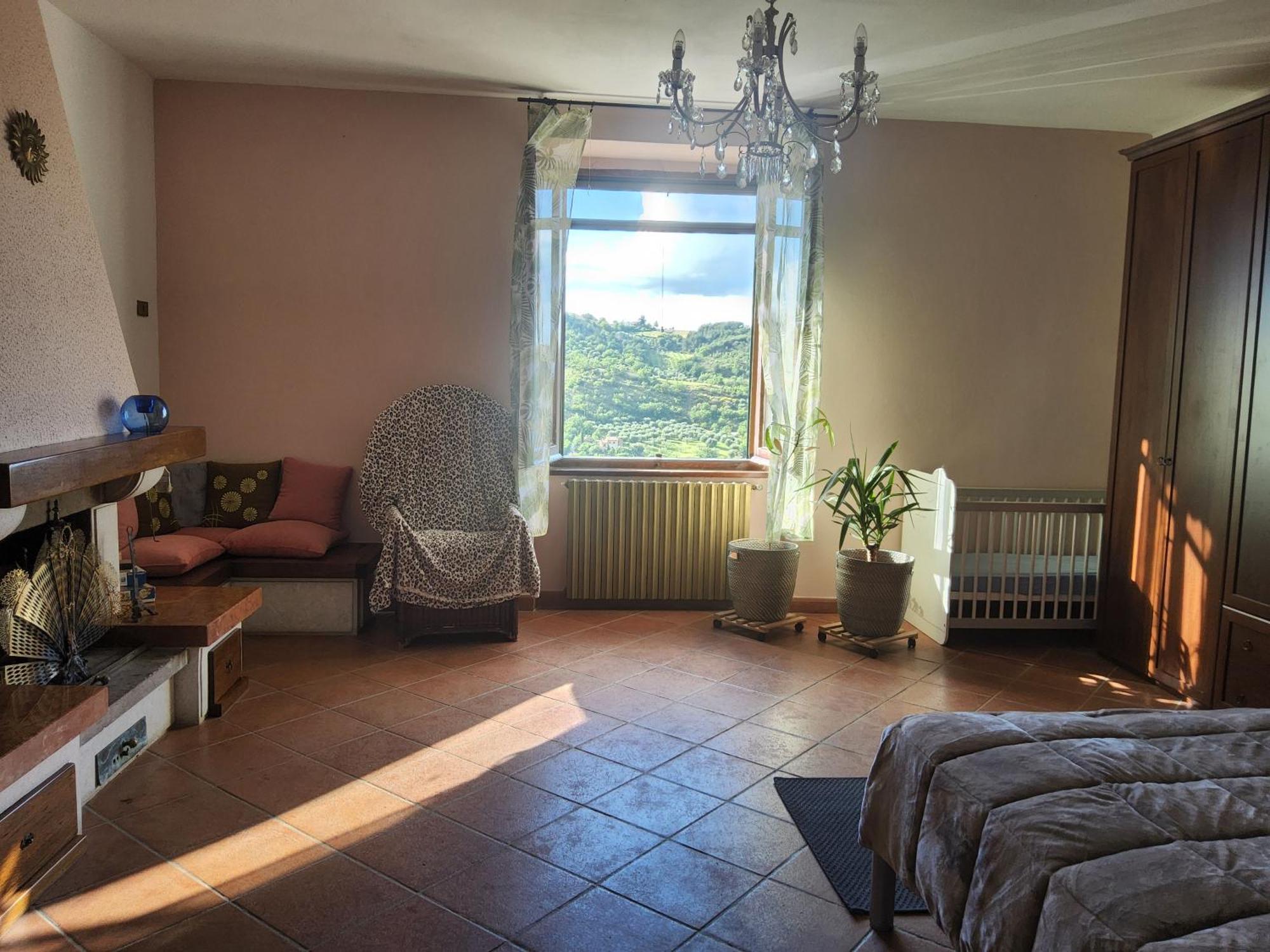 Cesare Battisti Apartment Seggiano Bilik gambar