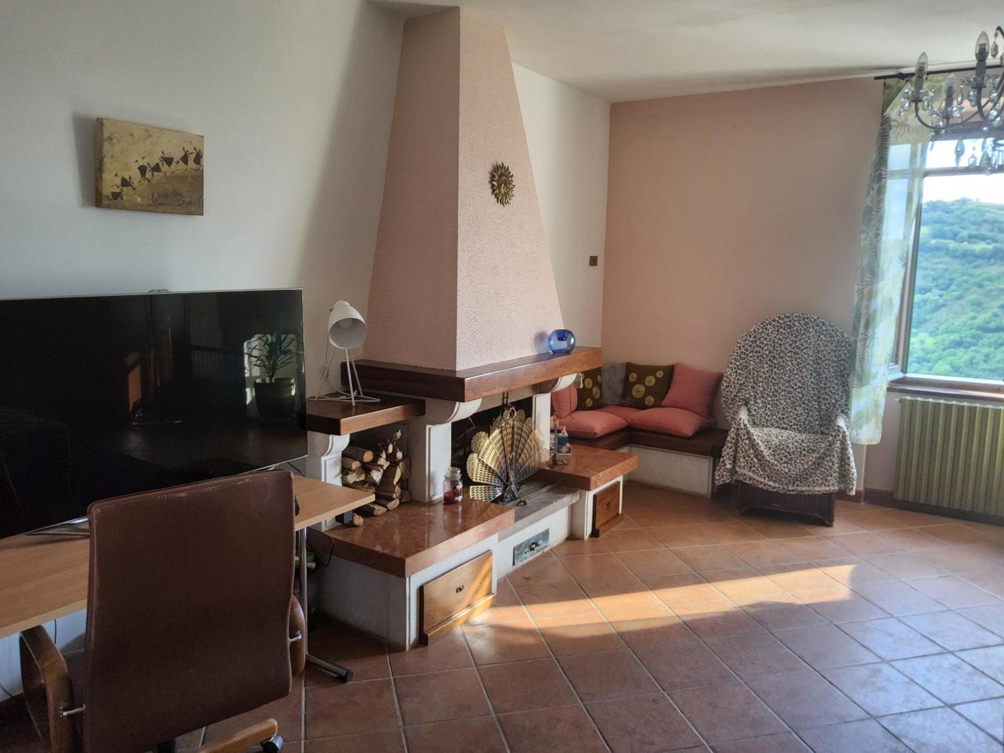 Cesare Battisti Apartment Seggiano Bilik gambar